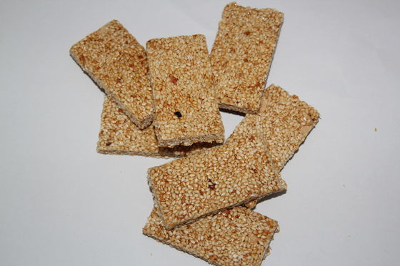 Erdnuss-Stange, die den Müsliriegel Maschinen-Energie-Nahrungs-Stangen-Produktlinie machend schneidet