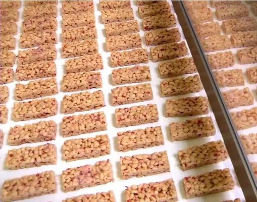 Puffreissüßigkeitskuchen/Schokoriegel, der Maschine, Popcornball bildet Maschine herstellt
