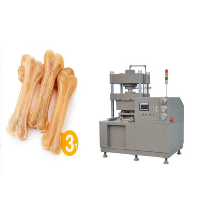 Kuh-Haut-Hund kaut den Hundeknochen, der das Maschine gepresste Knochen-Lochen der ungegerbten Schlachthaut macht