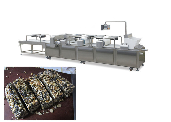 Erdnuss-Stange, die den Müsliriegel Maschinen-Energie-Nahrungs-Stangen-Produktlinie machend schneidet